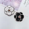 Broches de alfileres de perlas de Camelia para mujer, elegante ramillete de flores, moda de invierno, joyería, suéter, abrigo, accesorios de lujo, broche Kirk22