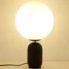 Nordic Hot Fashion Glaskugel Tischlampe Schlafzimmer Nachttischlampe moderne Wohnzimmer Säule Schreibtischlampe