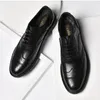 جلد طبيعي أزياء الرجل الحذاء ديربي الأعمال اللباس الرسمي البروغ منحوتة أحذية رجالية جودة عالية