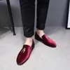 Män Sickle Suede Casual Shoes Flat Slipon Dress Shoes Stor storlek Point Toe Solid Color Wedding Loafers Y200420