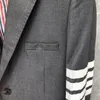 ホワイト4バーストライプ男性スーツ春秋ウールブレンドデザイナーブレザークラシックファッションラグジュアリーブランドメンズジャケットビジネスカジュアルウエスタンスタイルの男性用スーツ
