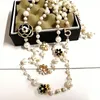 Collana di perle simulata a lungo Mimiyagu per le donne No.5 doppio strato Collane Lunghe Donna Camelia Maxi Collana Party