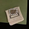 Pin broche de joias de designer de luxo, carta famosa, diamante, enfeites de alta qualidade, acessórios para roupas masculinas e femininas, decoração