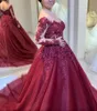 2021 Borgogna Rosso Scuro Abiti Quinceanera Scollo rotondo Maniche lunghe Appliques di pizzo Perline Tulle Ball Gown Sweet 16 Party Prom Abiti da sera