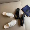 Sandales en cuir brossé de luxe Sandal Santeau Blanc Blanc Femme Slip sur Lady Mules Appartements Triangle en métal Comfort Pendant la marche EU35-41, UE35-41