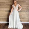 Plus Size Beach Trouwjurken met Lange Mouw 2022 Moderne V-hals Kant Applique Chiffon Sheer Back Flowy Rok Boho Bruidsjurk