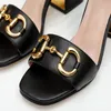 2022 Designer Sommer Damen Sandalen modische und schöne Metalldekoration Damenschuhe Fee Wind Schnalle Gürtel Büro bequeme High Heels