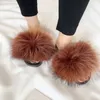 Kvinnor Vinter Fluffy Raccoon Fur Slides Kvinnor Real Fox Fur Slides Hem Furry Flat Sandaler Kvinna Söt Fluffy House Kvinnor Tofflor Y200706