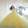 Prinzessin-Ballkleid-Abendkleider, gelb, trägerlos, handgemachte Blumen-Abschlussballkleider, Übergröße, Festzug-Party-Kleider nach Maß