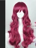 I bei capelli lunghi e ondulati della parrucca cosplay rosso scuro della Principessa Akatsuki Yona