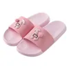 Femmes Intérieur Été Pantoufles Mignon Animal Fretwork Doux Flexible Salle De Bain Antidérapant Douche Diapositives Maison Dames Chaussures Hommes Unisexe Q1125