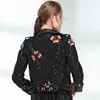 春秋の女性レザージャケットレディフローラル刺繍新しいファッションコートターンダウンカラーバイクPUジャケット女性FM009 T200828