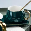 MDZF SWEETHOME Set di tazze da caffè verde con tappetino e coperchio Cucchiaio Tazza di ceramica per il latte Set da tavola per la colazione Coppia Tazza Confezione regalo di compleanno LJ200821