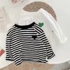 magliette per bambini maglietta carina per ragazza T-shirt a forma di cuore classica camicie a maniche lunghe vestiti per ragazzo top casual magliette alla moda abbigliamento per bambini strisce bianche nere magliette