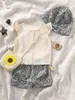 Baby-Top mit Rüschenbesatz, Shorts mit Blümchenmuster und Blumenmuster, Mütze SIE