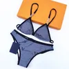 Elegante set bikini con lacci con lettera in metallo, costume da bagno estivo da donna a triangolo, costume da bagno stampato con lettere intere, elastico, senza schienale