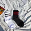 Chaussettes pour hommes adolescent étudiant Style Hip Hop blanc noir longues chaussettes lettre broderie athlètes jambières rayure chaussettes 2660