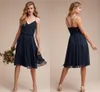 2021 Beach Summer Short Bridesmaid Dresses Spaghetti Straps Chiffon A Line Maid of Honor Gowns Knä längd Bröllop Gästfest klänning Al8548