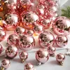ピンクのクリスマスボールの装飾品