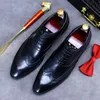 New Bullock Carved Men's Leather Shoes Fashion Pointed Toe Business Dress Large Size Shoes Men Formal Wear Leather Shoes