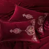 Красный синий фиолетовый роскошный королевский вышивка толстые бархатные фланельные постельные принадлежности комплект флисовая ткань одеяла очки кроватью / льняные наволочки T200706