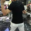 Herr t-shirts nya Mercerized Cotton V-mönster Rhinestone Designer Male Slim Casual Tees Black White Fashion Trend Kort ärm Toppkläder M-4XL