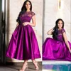 2021 Nouveau Vintage Violet Mère De La Mariée Robes Court Cristal Perles Satin Cap Manches Thé Longueur Plus La Taille Soirée Porter Des Robes De Bal