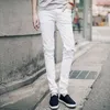IDOPY Rahat Skinny Pantolon Erkekler Katı Siyah Beyaz Kalem Yırtık Dilenci Jeans Gençlik Erkek C1123 Için Diz Delikli