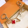 Designer de luxe Keychain Fashion Classic Brand Cl￩ Muckle Flower Letter Key Chain Kechechains Handchains Mens Bags Womens Pendant