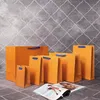 New Orange Gift Bag Coulisse V Box Borsa di stoffa Display Moda Cintura Sciarpa Abbigliamento Borse Tote Gioielli Collana Bracciale Orecchino Portachiavi Ciondolo Imballaggio al dettaglio