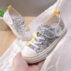 Barn canvas skor flickor barn skor glitter sneakers 2019 vår höstskor småbarn baby flicka hög topp sportskor. LJ201027