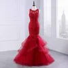 Abiti da sera con perline di pizzo rosso Abiti da ballo Stile sirena Tulle con volant Abito con maniche ad aletta trasparente Bateau Zipper Abito formale da festa lungo