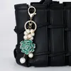 Ny trendiga modeins -lyxdesigner Pretty Camellia Flower Mutli Pearls Tassel Bag Charms Keychains for Women Girls259V