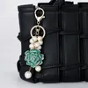 Ny trendiga modeins -lyxdesigner Pretty Camellia Flower Mutli Pearls Tassel Bag Charms Keychains for Women Girls343Z