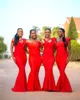 2021 새로운 섹시한 아프리카 레드 새틴 인어 롱 신부 들러리 어깨 루치 플러스 사이즈 루즈 웨딩 게스트 하녀 명예 가운