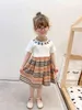 Designer Girls Letter Plaid Dresses 2021 Nyaste barn rand Kort ärm klänning Kidsgitter Pleated Dress A51547005141