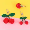Niedliche handgefertigte Strickwellen-Schlüsselanhänger mit großen Kirschen und Erdbeeren für Frauen, lustige Obst-Schlüsselanhänger, Taschenaufhängung, Autoschlüsselhalter, Schlüsselanhänger 6892772