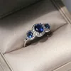 Jóias clássicas de coquetel 925 prata esterlina Três pedra azul safira cz diamante pedras gemas de festas banda de noivado de casamento 270n