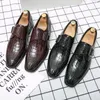 Scarpe di lusso italiane Mocassini da uomo Scarpe casual da uomo in pelle Slip-on Scarpe firmate stile britannico Mocassini da guida con fondo spesso