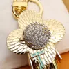 2021 Luxus Metall Vivienne Keychain DJ Berühmte Marke Sunflower Schlüsselanhänger Email Voll Diamant Blumentasche Dekoration Zubehör