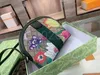 El diseñador diseñó la bolsa de conchas de flores. Bolsa colgante inclinada. Elegante y versátil.