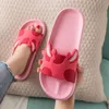 Sommer Frauen Hausschuhe Niedliche Cartoon-Tier Laubsägearbeiten Wohnungen Weichen Boden Badezimmer Dusche Rutschfeste Rutschen Strand Sandalen Damen Schuhe