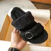 2020 Nya Kvinnor Classic Flat Tofflor Skor Flickor Mode Desinger Varm Inomhus Sko Lady Svart Vit Fur Slides Plus Size 40