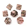 Rhodonite naturale pietre preziose sciolte incisioni incisioni dungeons and dragons da dadi al numero di gioco personalizzato gioco di ruolo in pietra poliedro pietre di dadi da dadi set ornamenta all'ingrosso all'ingrosso