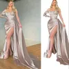 2022 섹시한 하나의 어깨 샴페인 인어 이브닝 드레스 착용 아랍어 Ruched Droped Sequined Lace Sequins 구슬 하이 사이드 스플릿 스윕 기차 파티 댄스 파티 가운 플러스 사이즈