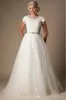 Korta ärmar blygsamma bröllopsklänningar med keps ärmar High Neck knappar Lace Tulle Bridal Gowns A-Line Elegant Bröllopsklänningar Billiga