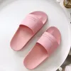 2020 Luksusowy projektant Summer Sandal Gume Sandal dla mężczyzn i kobiet płaski pantofel jasny kolorowy lato poczuć się na plażę Flip F9885955