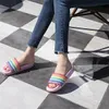 Sommar tofflor Shining Rainbow Slides Ny Feamle Tjock botten Utomhus Strand Slipper Kvinnor Sandaler Zapatos de Mujer Y1120