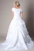 Classic White Ball Gown Modest Bröllopsklänningar Cap Sleeves Taffetea Square Neck Pick Ups Castle Bride Dresses Formell Ceremoney Princess