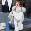 Moda Kadın Kış Ceket Pamuk Yastıklı Sıcak Kalınlaşmak Siyah Ve Beyaz Kürk Yaka Bayanlar Kısa Palto Parka Bayan Ceketler 201201